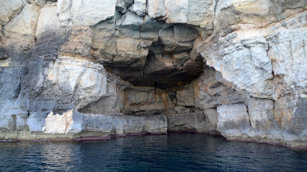 Foto 5 von 10 laden Rock formation in Palma Bay