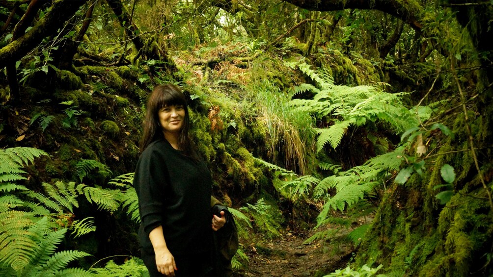 Foto 2 van 7. A woman standing on a path in Anaga Rural Park