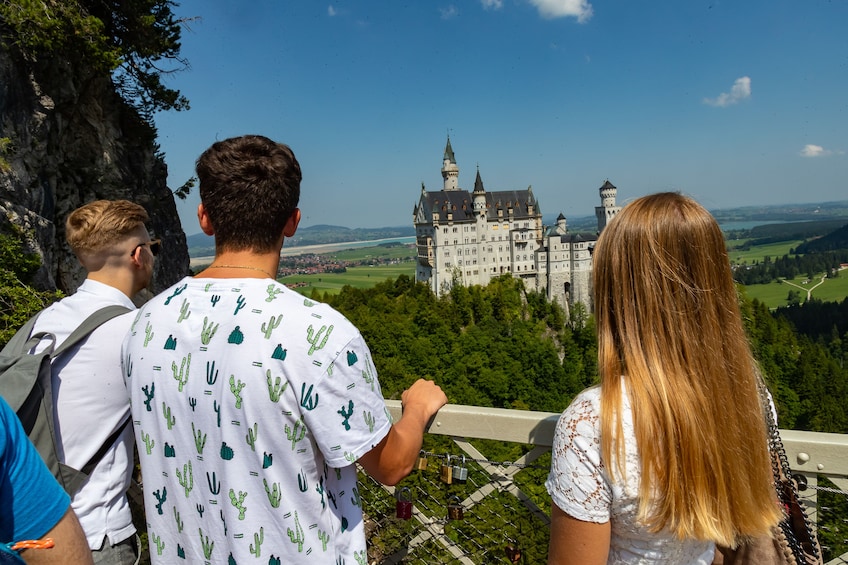 Fast Track Neuschwanstein & Linderhof Full-Day Premium Tour