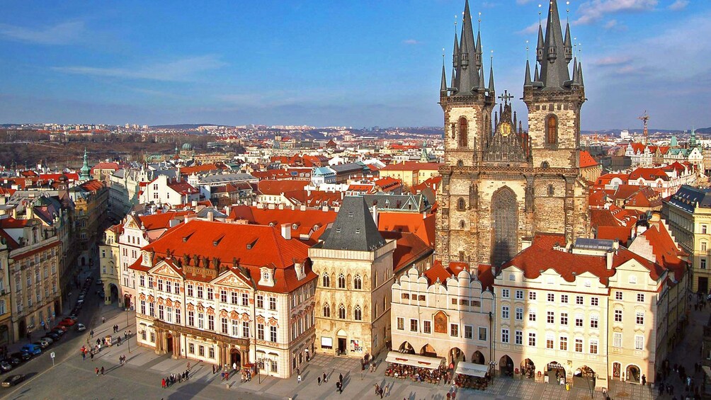 Foto 3 von 10 laden Prague Castle towers over the surrounding city in Prague