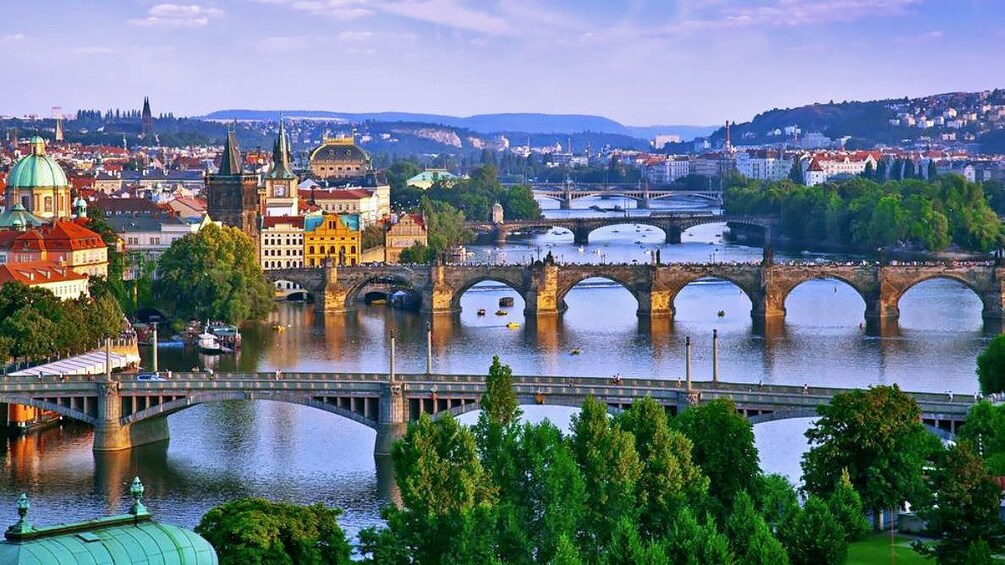 Foto 4 von 10 laden Multiple bridges crossing the Vltava River in Prague