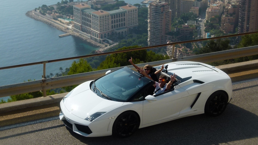 Charger l’élément 1 sur 5. Guests driving a Lamborghini in Monaco
