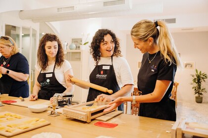 Cours de préparation de pâtes : cuisinez, dînez et buvez un verre avec un c...