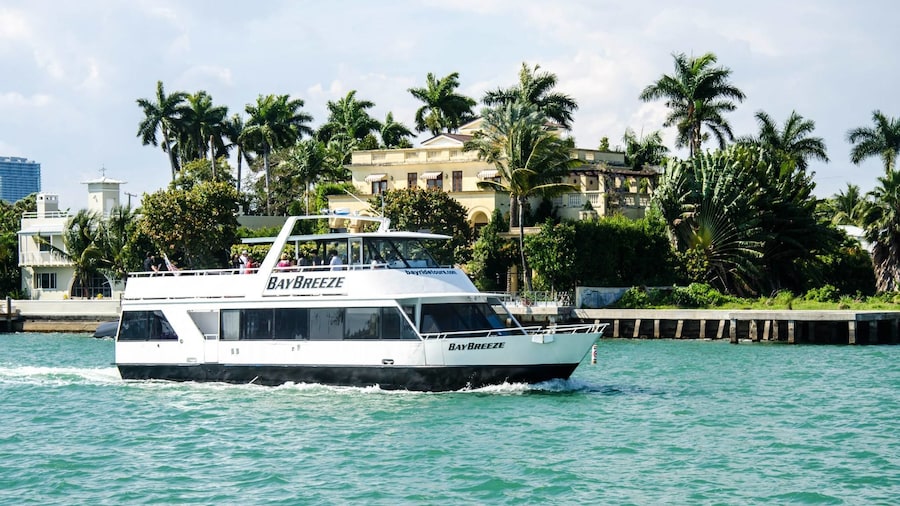 Boat Tour in Miami with a Free Drink