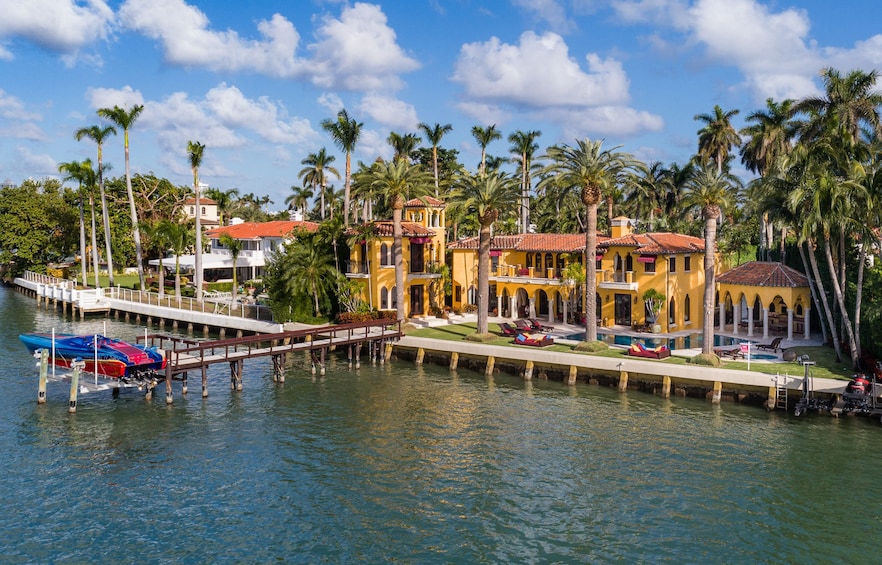 Boat Tour in Miami with a Free Drink