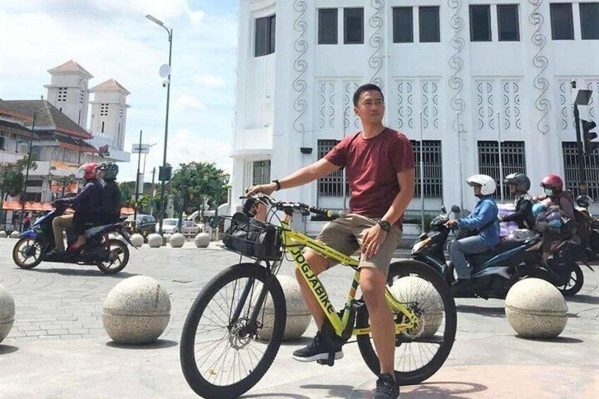 City Cycling Tour in Yogyakarta with English / Dutch / Italian / French Guide
