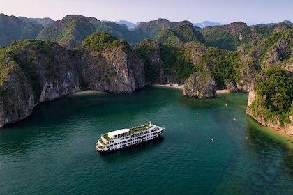 Mon Chéri Cruises 5 star: Amazing 3 days exploring Halong & Cat Ba island