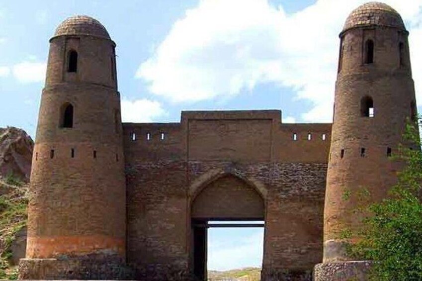 HISOR PALACE (3000 years old) — located 26 km from Dushanbe (West). The
Palace is an open-air Museum. The Hisor Palace is associated with a number of
legends from the work of Firdowsi “Shohnoma”