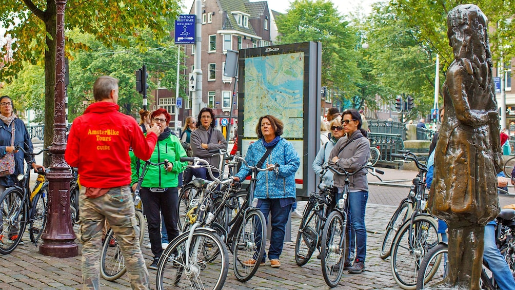 Foto 4 von 9 laden Bicycling group near city map in Amsterdam