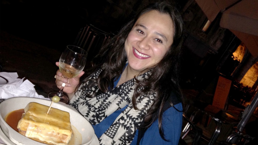 Ver elemento 1 de 6. Smiling woman with food and wine in a restaurant in Porto