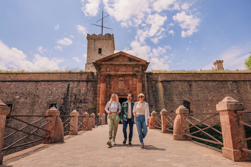 360o Barcelona eBike with Montjuic Cable Car & Boat Ride - Small Group