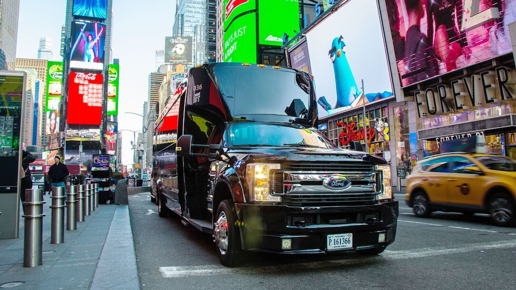 Discover NY: Fully-Guided NYC Bus Tour