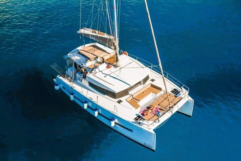 Heraklion: Luxe Catamaran Sailing Cruise to Dia Island with Lunch