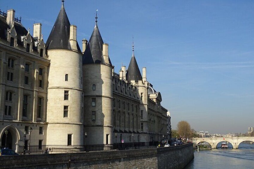 Ste Chapelle & Conciergerie Private Guided Tour with Tickets