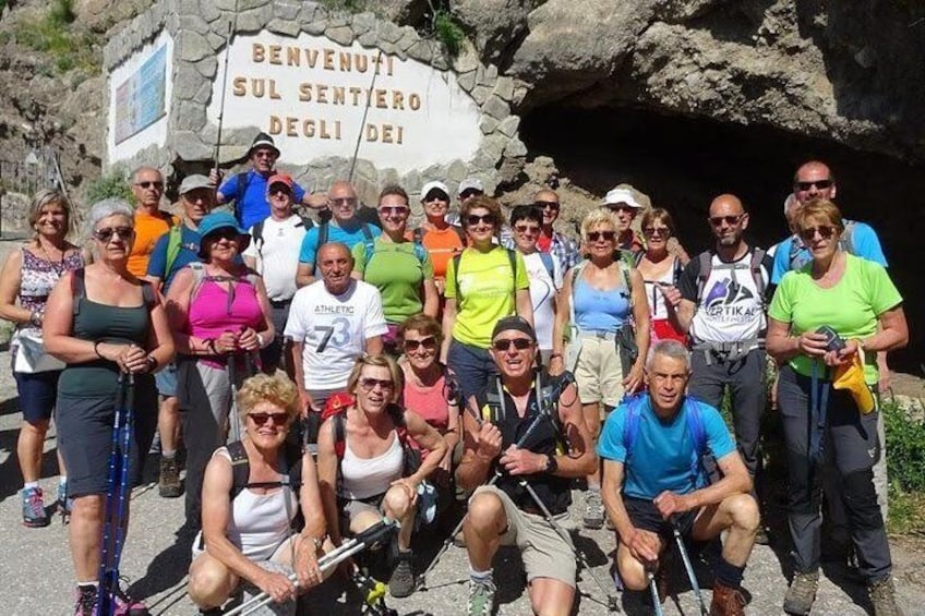 Group at the beginning of the trail