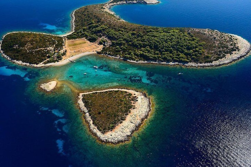 Full Day Private Boat Tour to Blue Cave, Budikovac, Hvar and Pakleni Islands