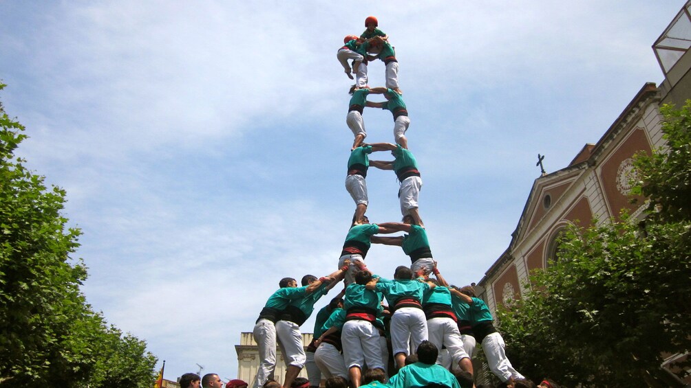 Foto 1 von 5 laden group of people building human pyramid in Barcelona