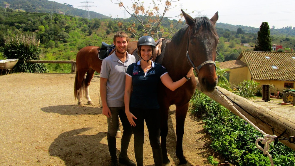 Ver elemento 1 de 9. man and a woman holding horse at ranch in Barcelona