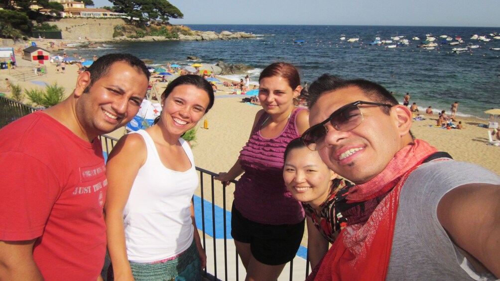 Öppna foto 3 av 5. friends take selfy on beach in Barcelona