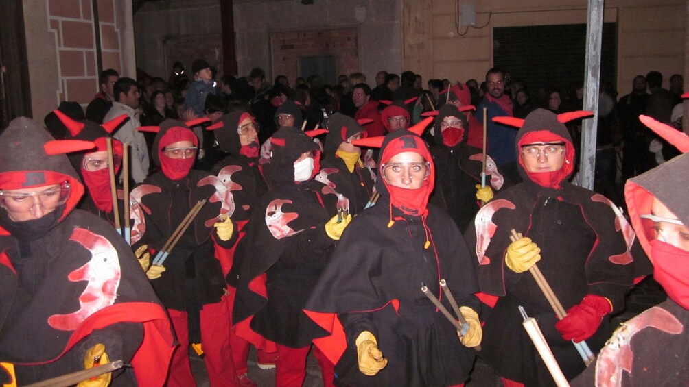 Foto 2 von 5 laden group of people dressed in costume for correfoc celebration in Barcelona