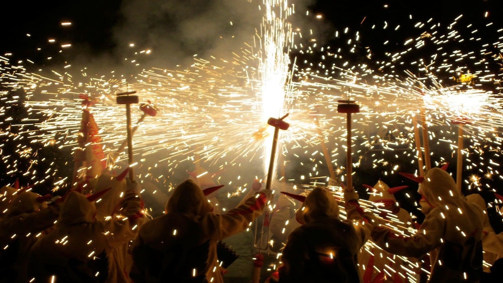 Foto 1 von 5 laden many people celebrating correfoc fire running in Barcelona