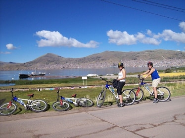 In mountain bike intorno al lago Titicaca