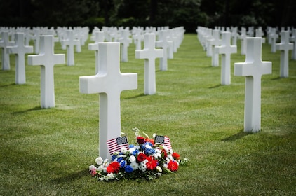 From Paris: Normandy D-Day Beaches & American Cemetery Day Trip with Lunch