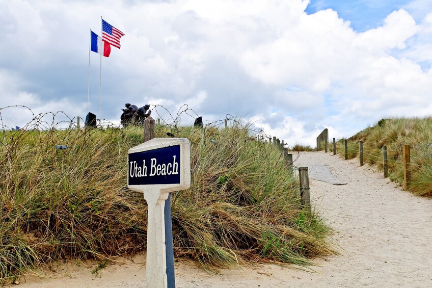 From Paris: Normandy D-Day Beaches & American Cemetary with Lunch