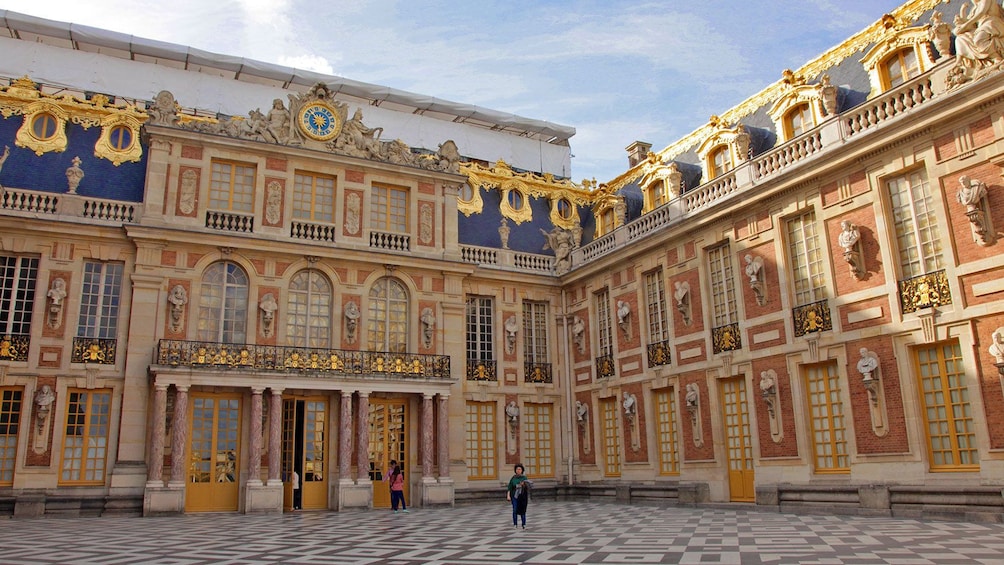 5 枚目の写真 (7 枚中) を開く。 Palace of Versailles courtyard in Paris