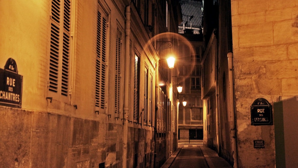 Dark alleyway in Paris
