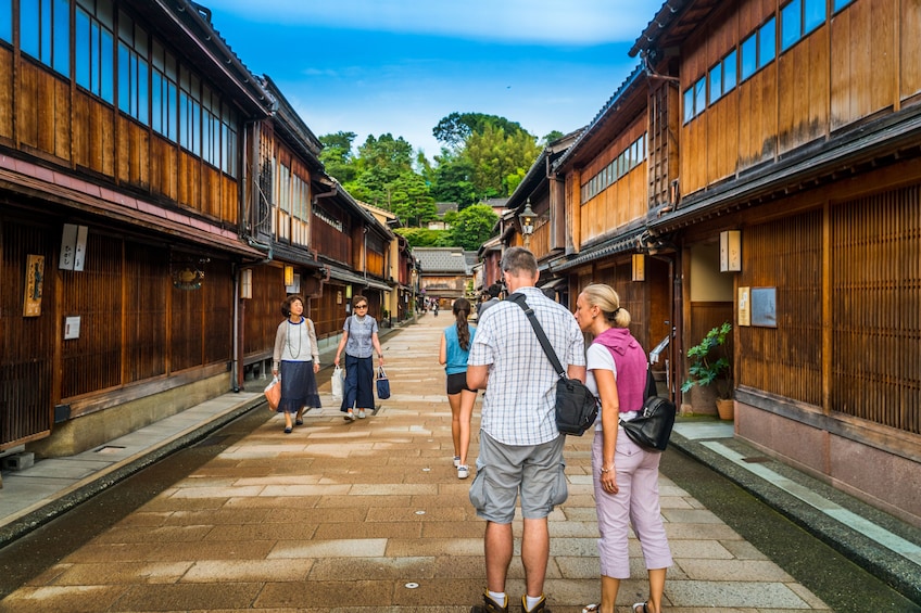 Private & Personalized: Full Day in Kanazawa with a Local