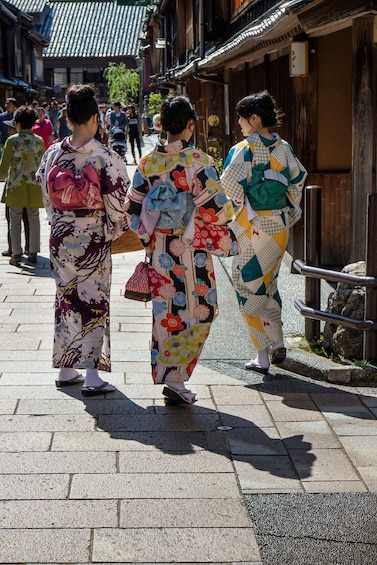 Private & Personalized: Full Day in Kanazawa with a Local