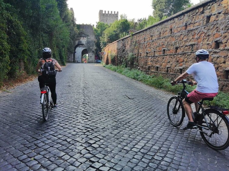 3h E-Bike Tour with the entrance to the Baths of Caracalla