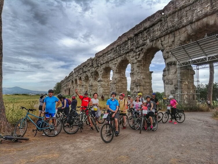 3h E-Bike Tour with the entrance to the Baths of Caracalla
