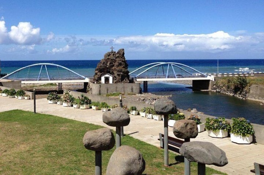 São Vicente is a village located in the mouth of Ribeira Grande, almost hidden in the hole of a cliff. Its houses are set around the church and its environment is very initing with good coffees.