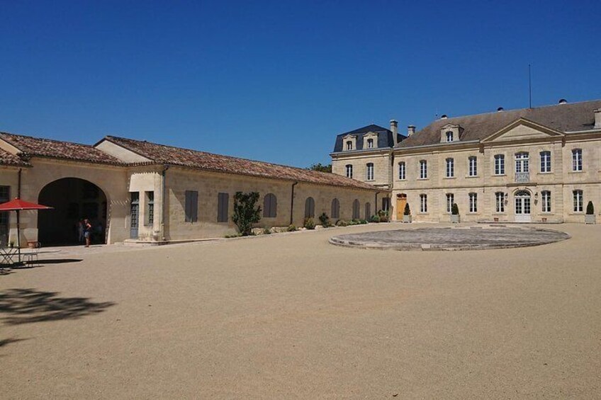 A day in Saint-Émilion and its Châteaux in a private tour (Van Luxe)