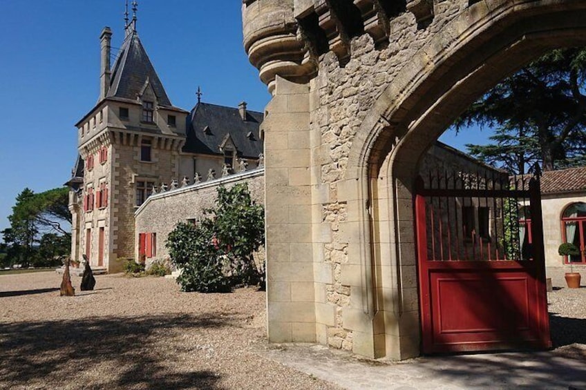 A day in Saint-Émilion and its Châteaux in a private tour (Van Luxe)