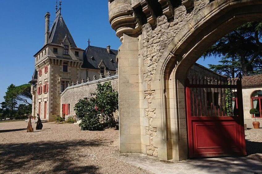 A day in Saint-Émilion and its Châteaux in a private tour (Van Luxe)