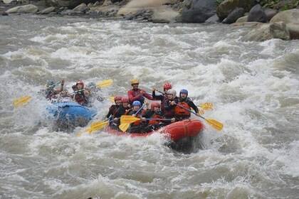Rafting (Level III and IV+ The best Rafting in Baños)