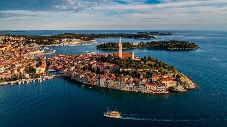 Private Day Trip to Rovinj with wine tasting included from Pula