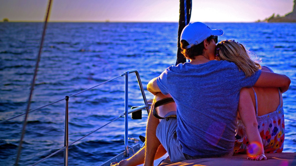 Sunset cruise couple at Los Cabos
