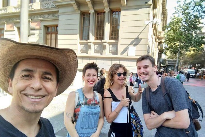 Rodolfo and tourists in front of the Palace of Courts of Justice.
