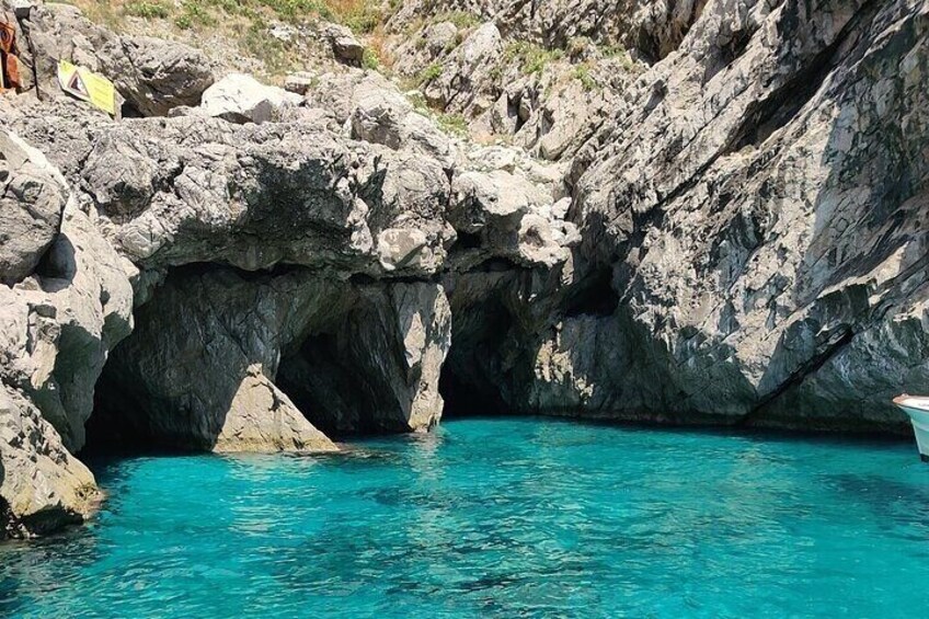 Private tour in a typical Capri boat