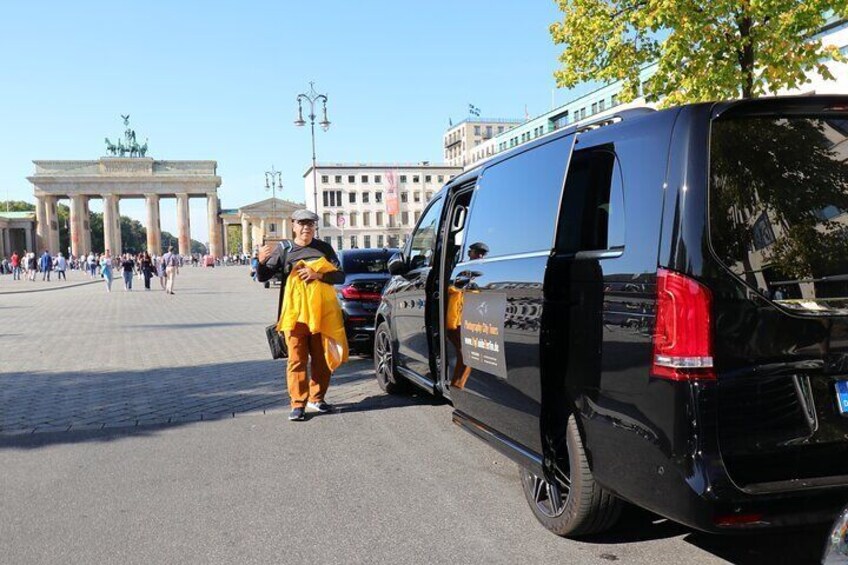 5hours: Guide, Chauffeur & Photographer in Berlin private Tour 