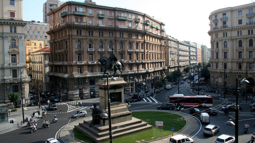Foto 2 van 5. Piazza Giovanni Bovio and statue in the center of Naples