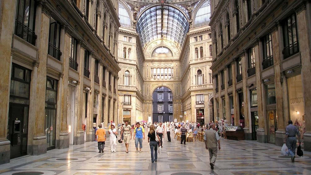 Foto 3 van 5. Interior of the Galleria Umberto I shopping center with people in Naples