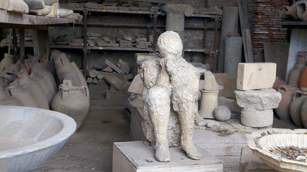 Foto 4 van 5. The preserved cast of one of the victims in Pompeii