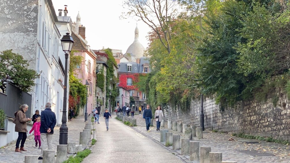 Paris: Montmartre Semi Private Walking Tour