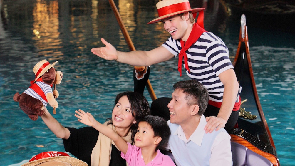 正在顯示第 4 張相片,共 4 張。 Happy Family of three being entertained by male Gondolier