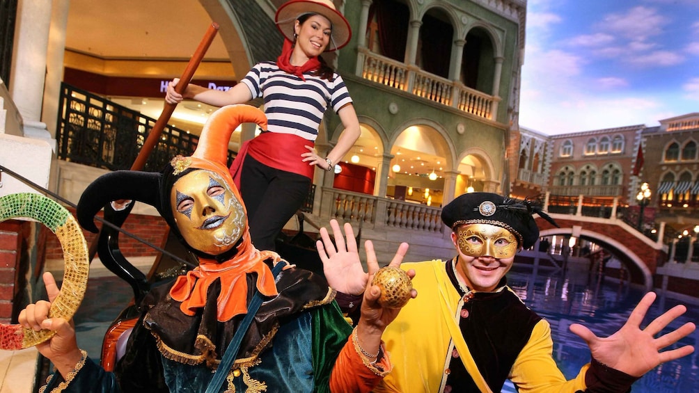 正在顯示第 1 張相片,共 4 張。 Female Gondolier and court jesters miming with hand gestures.